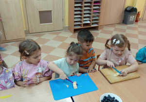 Sałatka owocowa w wykonaniu dzieci z grupy „Sówki"!