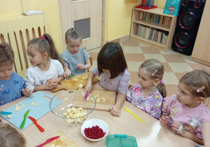 Sałatka owocowa w wykonaniu dzieci z grupy „Sówki"!