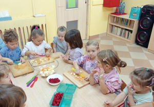 Sałatka owocowa w wykonaniu dzieci z grupy „Sówki"!