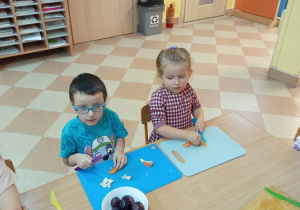 Sałatka owocowa w wykonaniu dzieci z grupy „Sówki"!