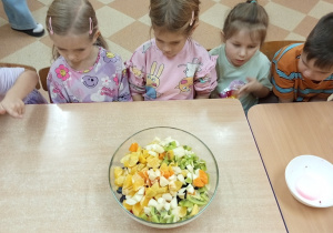 Sałatka owocowa w wykonaniu dzieci z grupy „Sówki"!