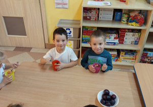 Sałatka owocowa w wykonaniu dzieci z grupy „Sówki"!