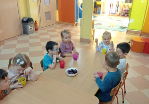 Sałatka owocowa w wykonaniu dzieci z grupy „Sówki"!