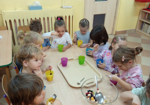 Sałatka owocowa w wykonaniu dzieci z grupy „Sówki"!