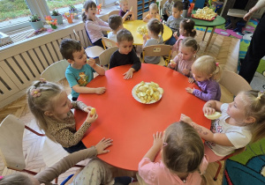 Jabłko i gruszka w roli głównej- owocowy dzień Niedźwiadków!