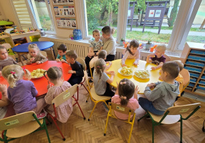 Jabłko i gruszka w roli głównej- owocowy dzień Niedźwiadków!