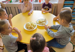 Jabłko i gruszka w roli głównej- owocowy dzień Niedźwiadków!