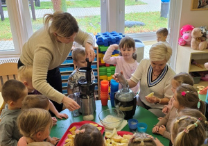Jabłko i gruszka w roli głównej- owocowy dzień Niedźwiadków!