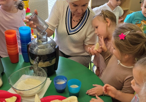 Jabłko i gruszka w roli głównej- owocowy dzień Niedźwiadków!