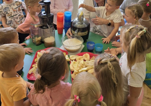 Jabłko i gruszka w roli głównej- owocowy dzień Niedźwiadków!