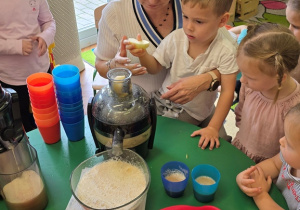 Jabłko i gruszka w roli głównej- owocowy dzień Niedźwiadków!