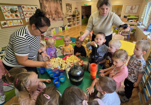 Jabłko i gruszka w roli głównej- owocowy dzień Niedźwiadków!