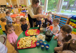 Jabłko i gruszka w roli głównej- owocowy dzień Niedźwiadków!