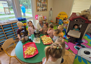 Jabłko i gruszka w roli głównej- owocowy dzień Niedźwiadków!