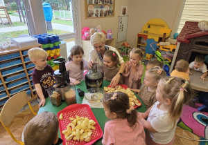 Jabłko i gruszka w roli głównej- owocowy dzień Niedźwiadków!