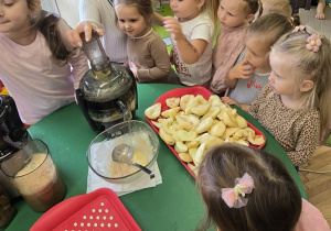 Jabłko i gruszka w roli głównej- owocowy dzień Niedźwiadków!