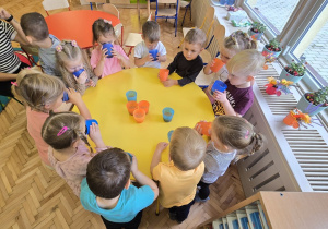 Jabłko i gruszka w roli głównej- owocowy dzień Niedźwiadków!