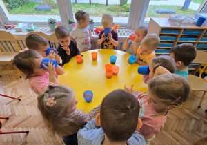 Jabłko i gruszka w roli głównej- owocowy dzień Niedźwiadków!