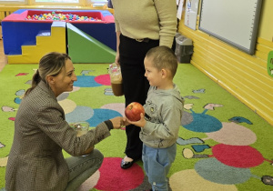 Jabłko i gruszka w roli głównej- owocowy dzień Niedźwiadków!