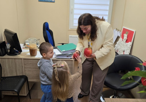 Jabłko i gruszka w roli głównej- owocowy dzień Niedźwiadków!
