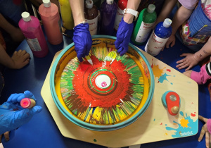 Prace dzieci z wirówki do kolorów w salonie fryzjerskim w Łowiczu!