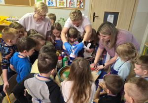 Prace dzieci z wirówki do kolorów w salonie fryzjerskim w Łowiczu!