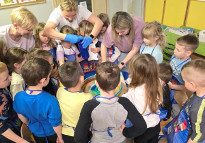 Prace dzieci z wirówki do kolorów w salonie fryzjerskim w Łowiczu!