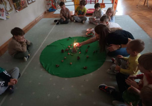 Leśna lekcja ciszy w grupie "Ślimaczków"!