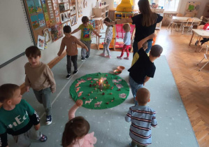 Leśna lekcja ciszy w grupie "Ślimaczków"!