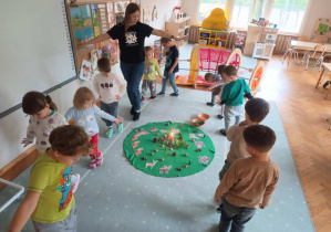 Leśna lekcja ciszy w grupie "Ślimaczków"!