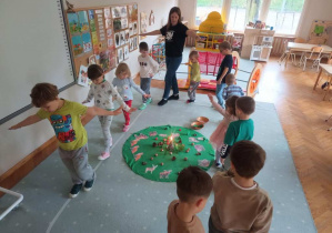 Leśna lekcja ciszy w grupie "Ślimaczków"!