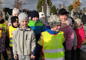 „Jeżyki” z wizytą na cmentarzu