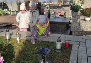 „Jeżyki” z wizytą na cmentarzu