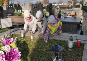 „Jeżyki” z wizytą na cmentarzu