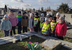 „Jeżyki” z wizytą na cmentarzu