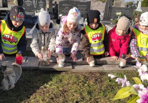 „Jeżyki” z wizytą na cmentarzu