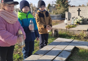 „Jeżyki” z wizytą na cmentarzu