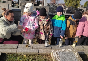 „Jeżyki” z wizytą na cmentarzu