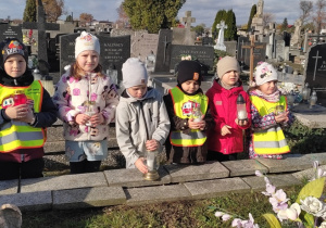„Jeżyki” z wizytą na cmentarzu