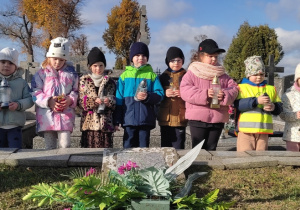 „Jeżyki” z wizytą na cmentarzu