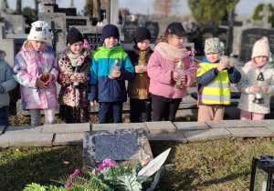 „Jeżyki” z wizytą na cmentarzu
