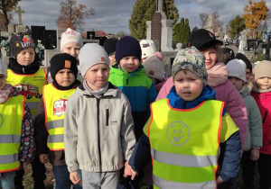 „Jeżyki” z wizytą na cmentarzu