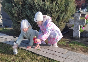 „Jeżyki” z wizytą na cmentarzu