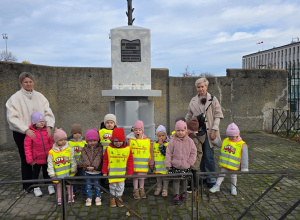 Niedźwiadki odwiedziły pomnik Powstańców Styczniowych 1863 r.