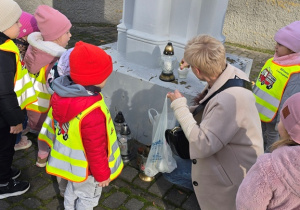 Niedźwiadki odwiedziły pomnik Powstańców Styczniowych 1863 r.