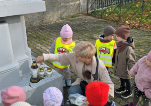 Niedźwiadki odwiedziły pomnik Powstańców Styczniowych 1863 r.