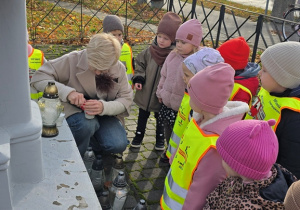 Niedźwiadki odwiedziły pomnik Powstańców Styczniowych 1863 r.