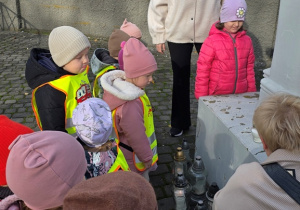 Niedźwiadki odwiedziły pomnik Powstańców Styczniowych 1863 r.