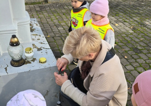 Niedźwiadki odwiedziły pomnik Powstańców Styczniowych 1863 r.