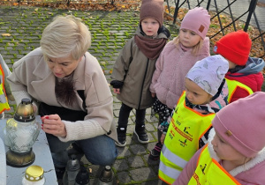 Niedźwiadki odwiedziły pomnik Powstańców Styczniowych 1863 r.